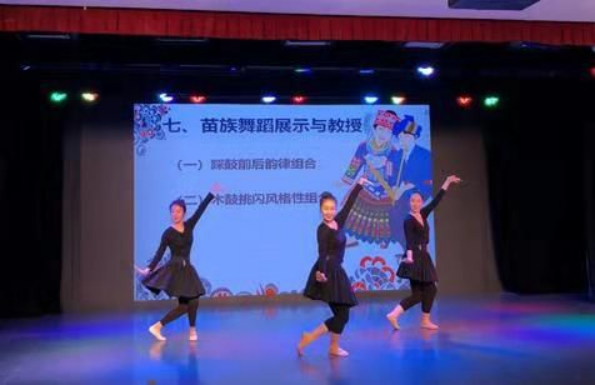 其次,在教授部分,我们主要教授苗族基本动律,包括手位,脚位以及简单的