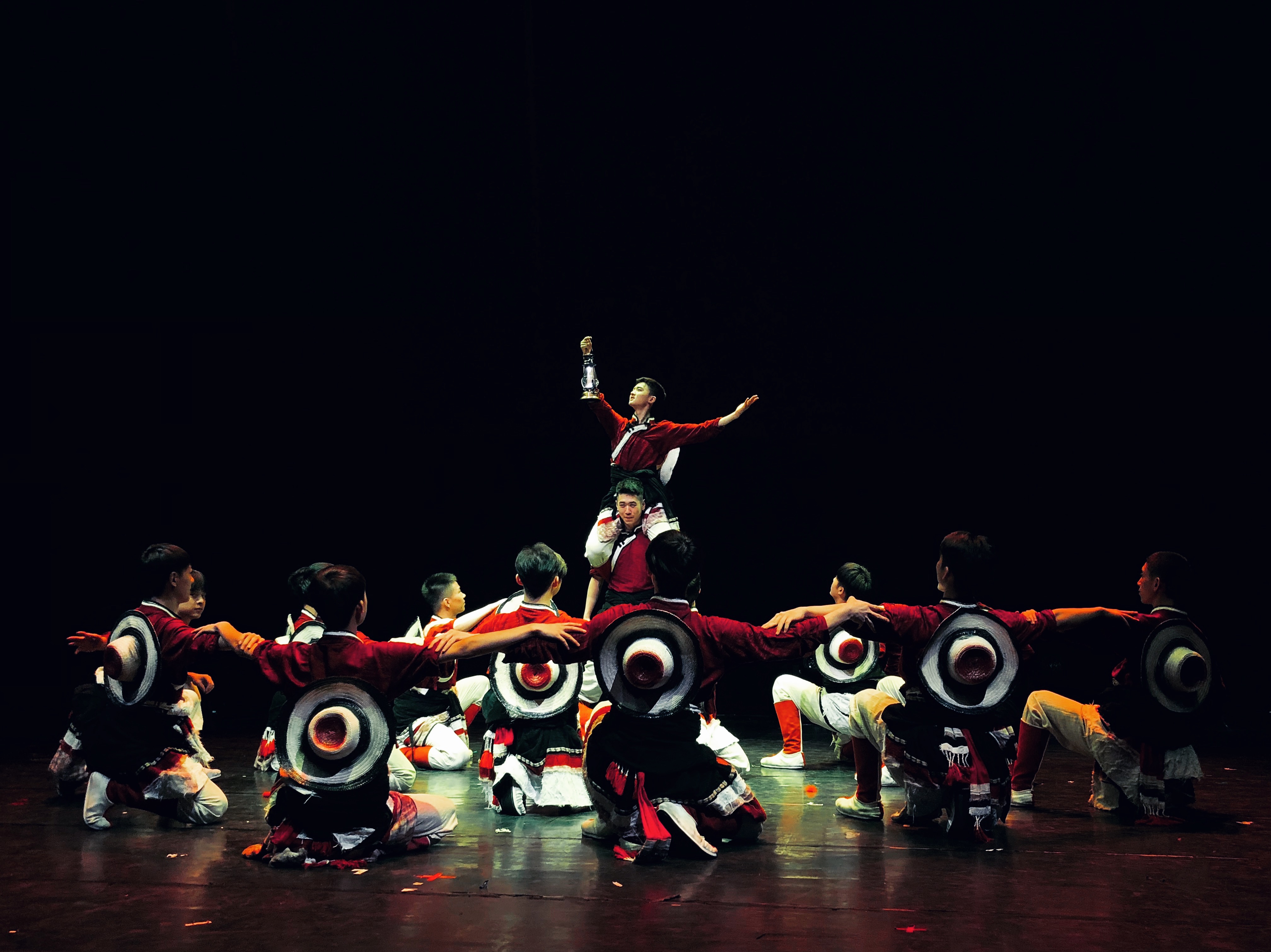 藏族男子群舞《走在幸福路上》