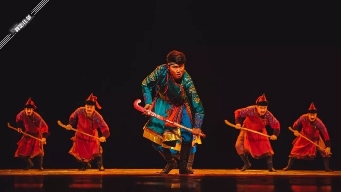 作品立足于达斡尔族曲棍球文化,展现了一群不服老不服输的老头们与