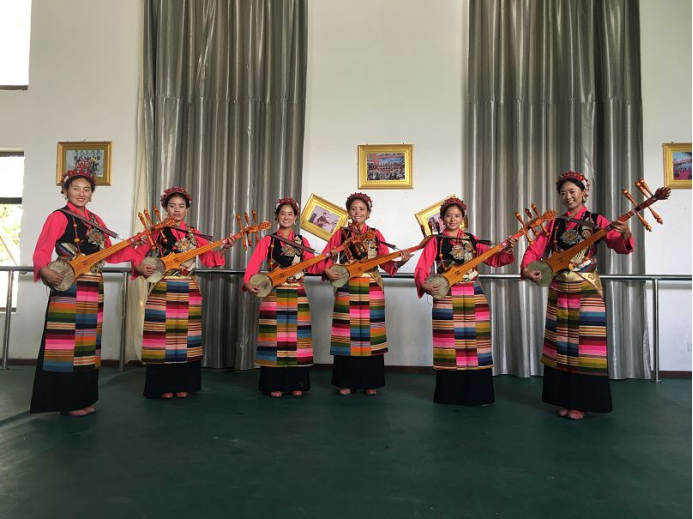 拉孜县民间艺术团为我们表演拉孜堆谐